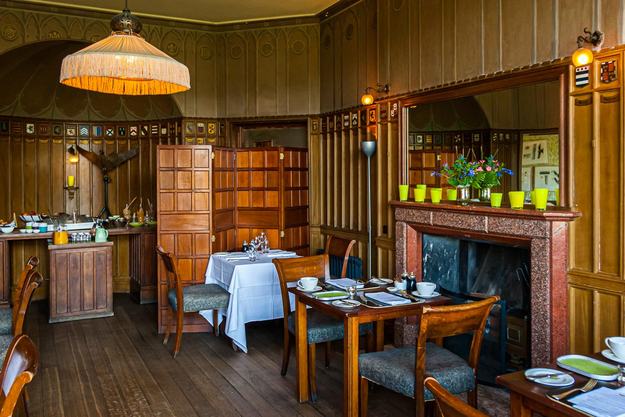 Das Restaurant im ehemaligen Speiseraum mit original Holzvertäfelung. Für ein intimes Dinner zu Zweit lässt sich auch das kleine Kaminzimmer buchen! / © Foto: Georg Berg