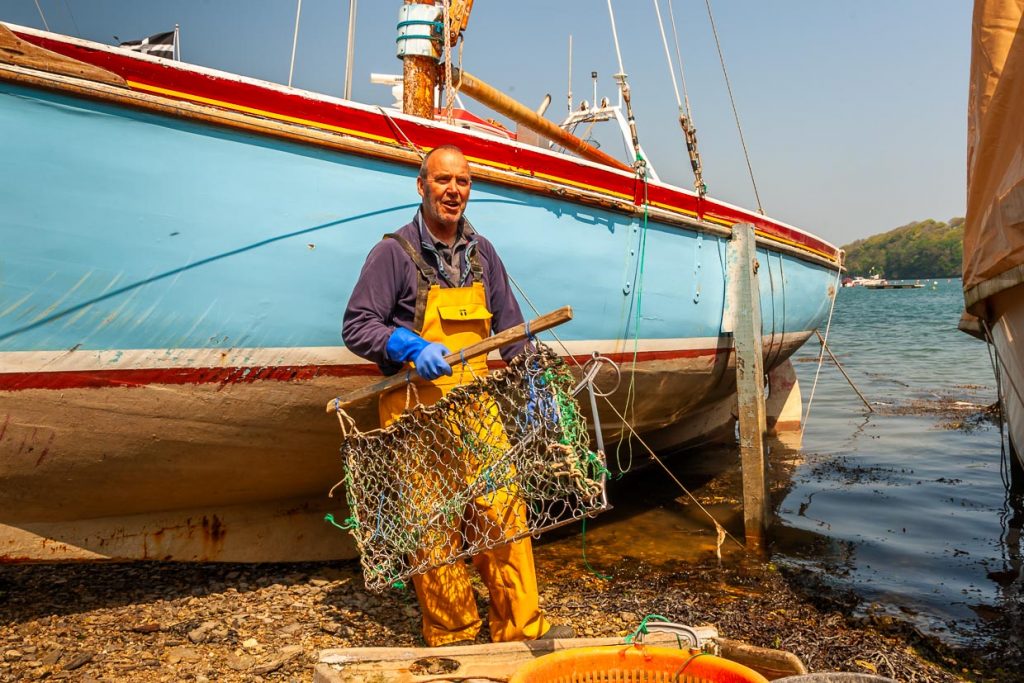 James Brown, einer der letzten Austernfischer in Cornwall vor seinem Segelboot / © Foto: Georg Berg