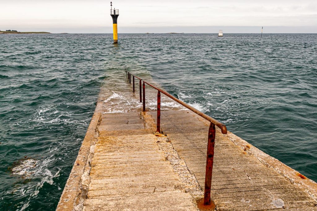 Hunderte Meter kann man in Roscoff auf einem Anlegesteg über Wasser laufen bis das Wasser tief genug für die kleinen Fährschiffe zur vorgelagerten Insel Batz ist / © Foto: Georg Berg