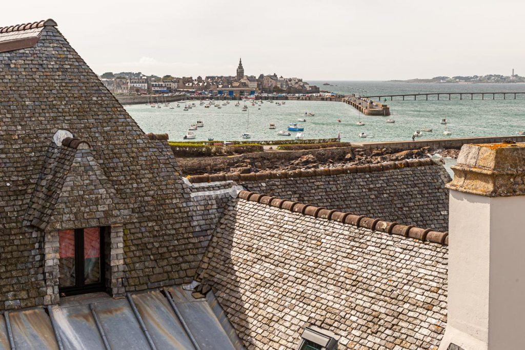 Blick über die Dächer des Brittany & Spa auf den Hafen und die Altstadt von Roscoff / © Foto: Georg Berg