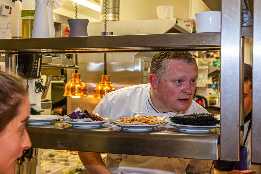 Der Crunch liegt für den Service bereit und wie ein Kapitän auf der Brücke hat Chefkoch Loïc Le Bail den Durchblick in der Küche, die nach seinen Vorstellungen geplant worden ist / © Foto: Georg Berg