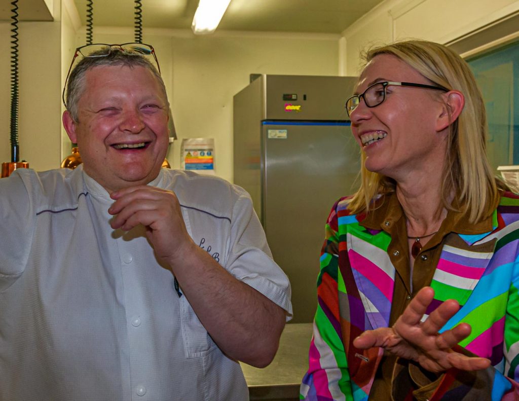 Angela Berg und Michelin Star Chef Loïc Le Bail, nach dem Dinner, lachend / © Foto: Georg Berg