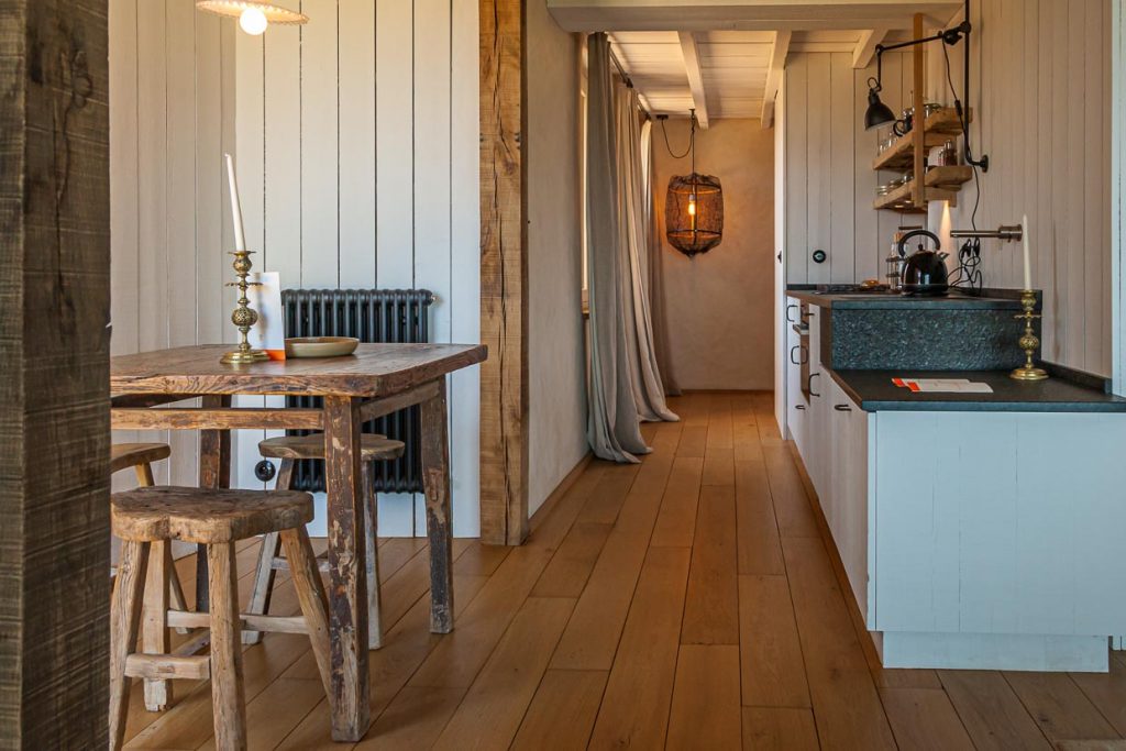 Jede Wohnung verfügt auch über eine Küche / © Foto: Georg Berg