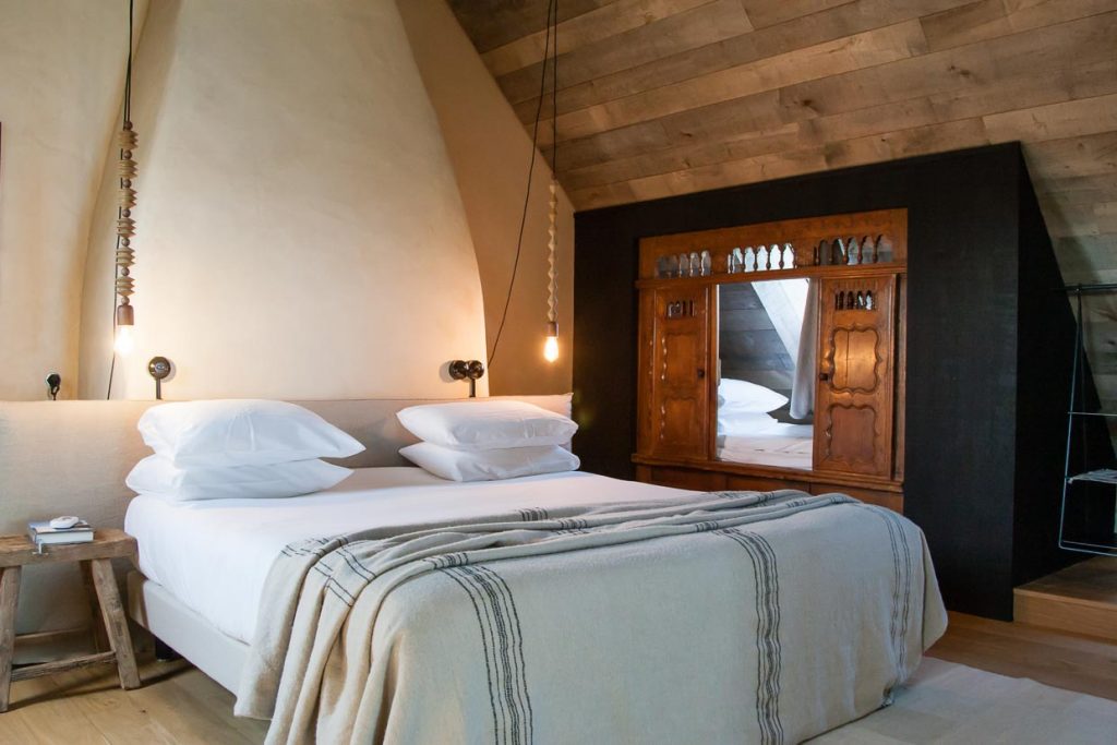 Ein antikes bretonisches Schrankbett wurde in diesem Schlafzimmer als Kinderbett eingebaut / © Foto: Georg Berg