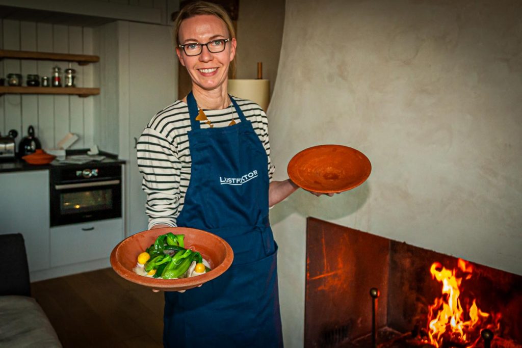 Dinner in den eigenen vier Wänden. Der Kamin brennt und das Hauptgericht kann ab in den Ofen / © Foto: Georg Berg