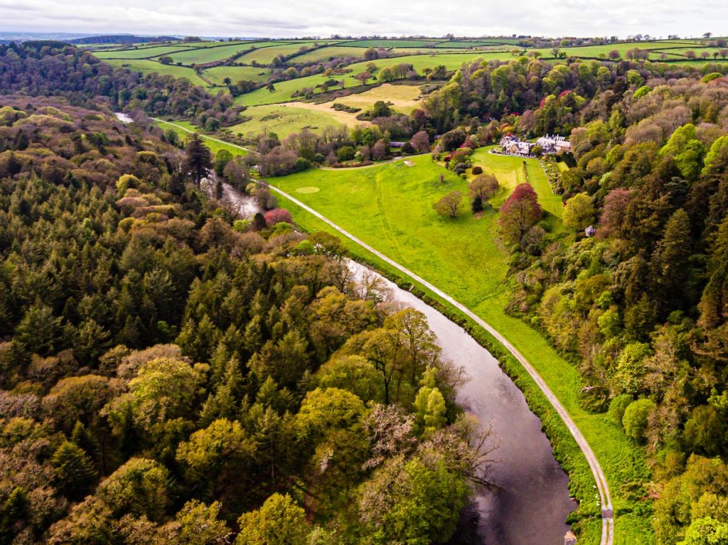 Der Fluss Tamar ist heute die Grenze zwischen Cornwall und Devon. Der Herzog von Bedford war passionierter Angler und lies Wasserfälle und Wehre in den Flusslauf bauen, so dass sich Lachse und Forellen ansiedelten / © Foto: Georg Berg