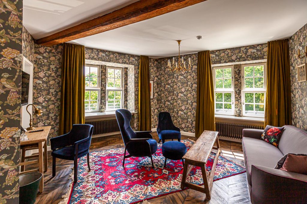 Suite mit Möbeln aus Schweden – und nicht was Sie jetzt denken – im ganzen Haus finden sich Sitzgelegenheiten der Traditionsfirma Gärsnäs / © Foto: Georg Berg