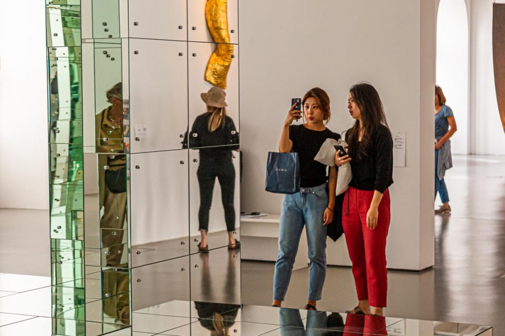 Der Spiegel, das Selfie und ich! Und die Kunst? So mancher Besucher sieht nur das eigene Ich im Kontext der Ausstellung im Friedericianum auf der documenta 14, Kassel / © Foto: Georg Berg