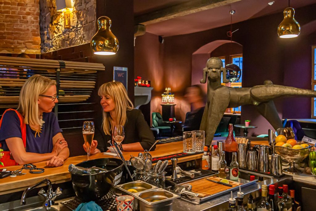 Der Pudel markiert sein Revier. Die Bar im Renthof liegt zentral zwischen Lounge und Restaurant und beeindruckt durch Mauerbögen und imposante Deckenhöhe / © Foto: Georg Berg