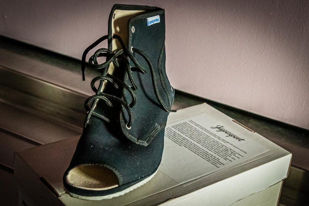 Objekt weiblicher Begierde: Der Borsana-Schuh von Jugo-Export. Ein Schuh dessen Preis sich nach dem persönlichen Einkommen richtet / © Foto: Georg Berg