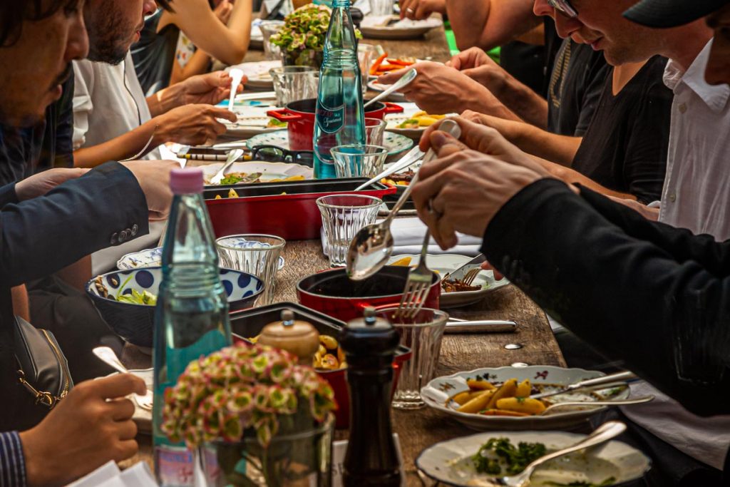 Tolle Stimmung und zufriedene Gäste. An den langen Tischen im historischen Innenhof fühlt man sich wie in einer italienischen Altstadt / © Foto: Georg Berg