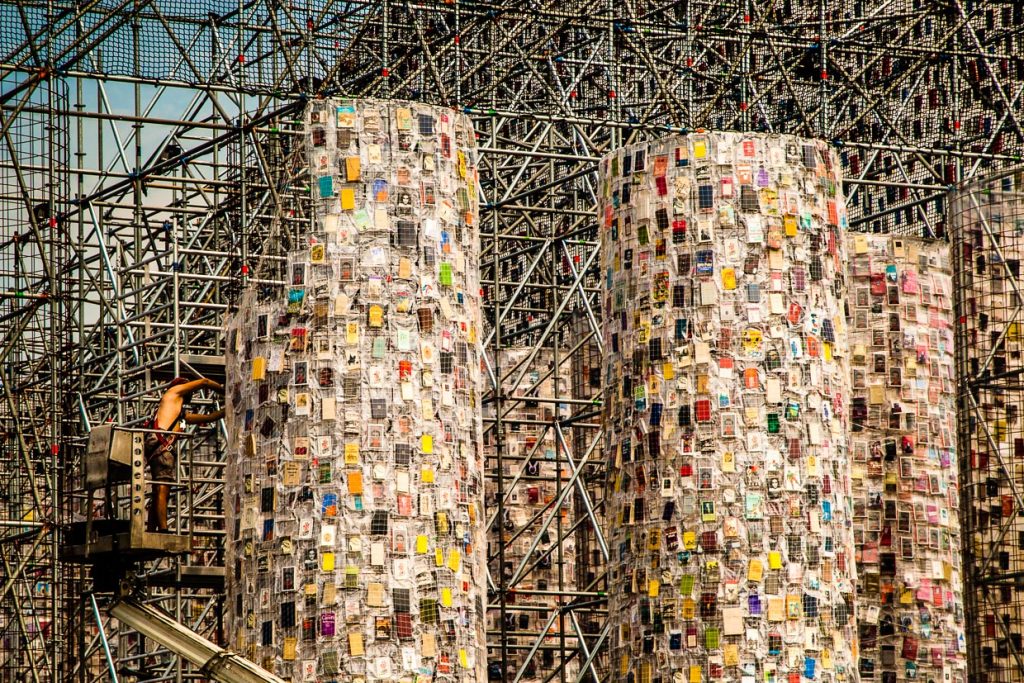 Die argentinische Künstlerin Marta Minujin hat unzählige Bücher zum einem Parthenon errichtet / © Foto: Georg Berg