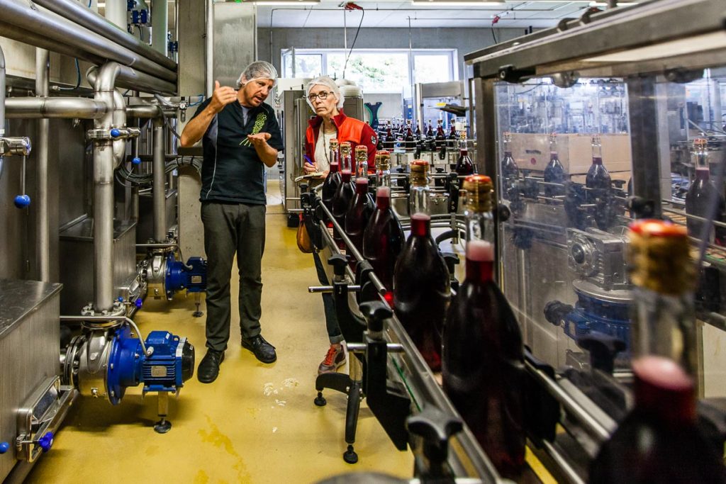 Hier wird der Klassiker Rotfruchtig auf die Flasche gezogen / © Foto: Georg Berg