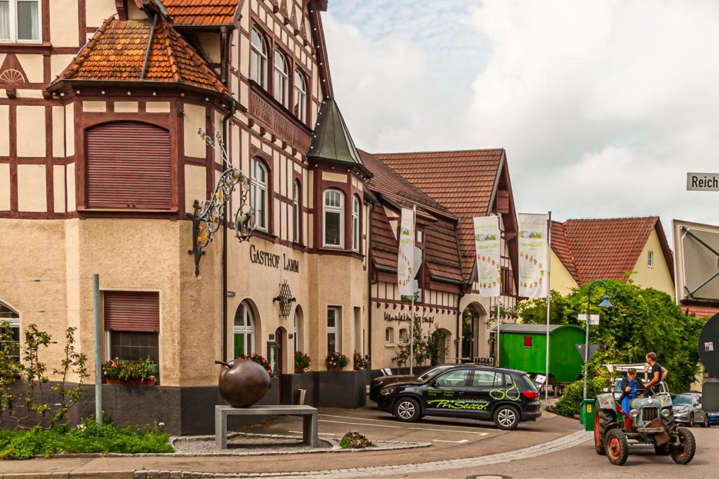 Der Gasthof Lamm in Schlat. Bereits seit dem 17. Jahrhundert in Familienbesitz. Hier werden schon seit je her Destillate gebrannt / © Foto: Georg Berg