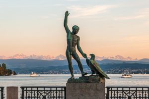 Ganymed-Skulptur an der Bürkliterrasse in Zürich, Schweiz / © Foto: Georg Berg