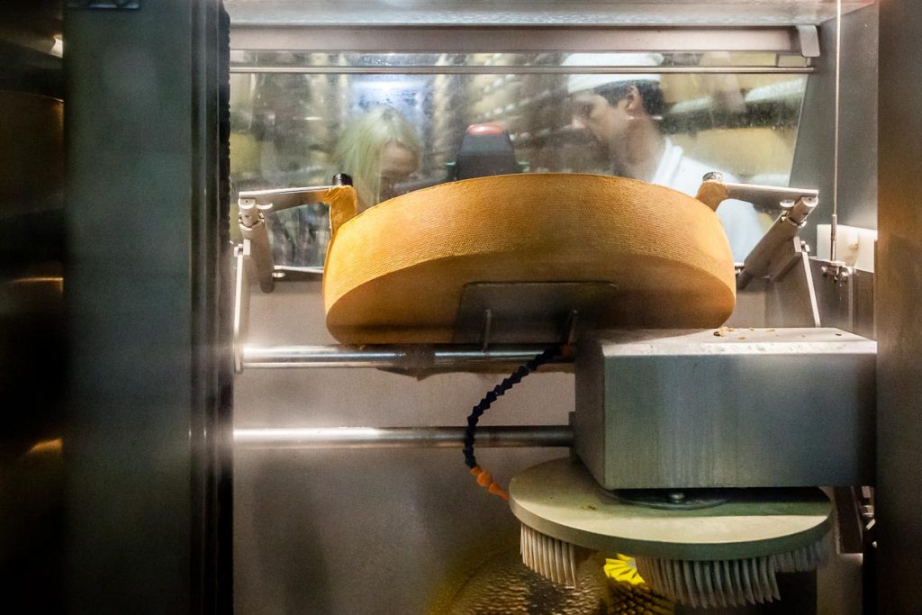 Roboter ziehen ihre Bahnen und putzen den Käse regelmäßig / © Foto: Georg Berg