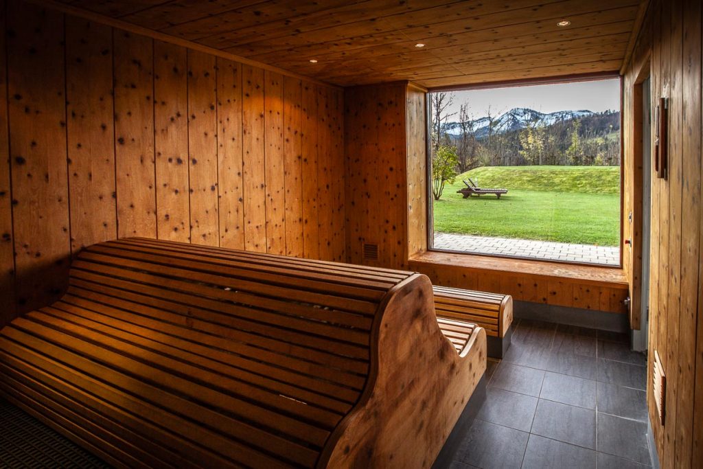 Ein Blick wie gemalt: Aus der Sauna blickt man ebenfalls gen Süden in die Natur hinaus / © Foto: Georg Berg