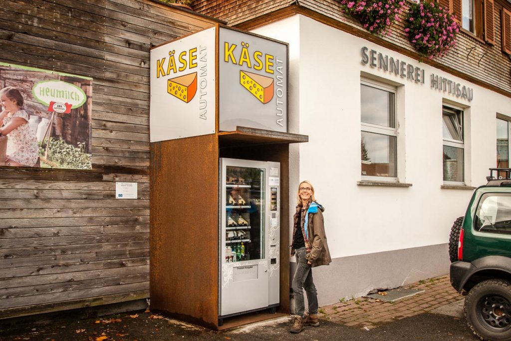Die Sennerei und der Fortschritt: Vor der Tür steht ein Käseautomat. Hier gibt es auf Knopfdruck Bergkäse in gängigen Reifegraden / © Foto: Georg Berg