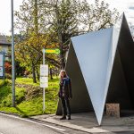 Jan de Vylder, Inge Vinck, Jo Tailleu, Belgien. Eine spitzwinkige Situation, drei Richtungen treffen sich. Ein poetischer Akt der Faltung von dreieickigen Flächen oder die Abstraktion der Berge – der Alpen, so wurde der Bezug zur Natur geschaffen / © Foto: Georg Berg