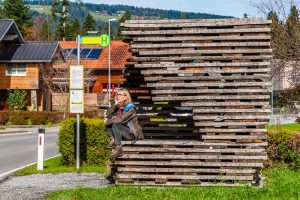 Anton Garcia Abril und Debora Mes, Ensamble Studio aus Spanien. Das Architekten-Duo war fasziniert von der Qualität roher, unbehandelter Eichenbretter und der Art der Schichtung in den Trockenlagern der Holzwerkstätten im Bregenzerwald. BUS:STOP Krumbach, Vorarlberg, Österreich / © Foto: Georg Berg
