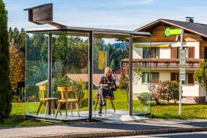 Smiljan Radic, Chile. Eine Referenz an die Bregenzerwälder Stube. Die Intimität einer häuslichen Stube wird der Öffentlichkeit einre Bushaltestelle ausgesetzt. Ein Stück „Stube“ wie ausgeschnitten und in die Landschaft gesetzt / © Foto: Georg Berg
