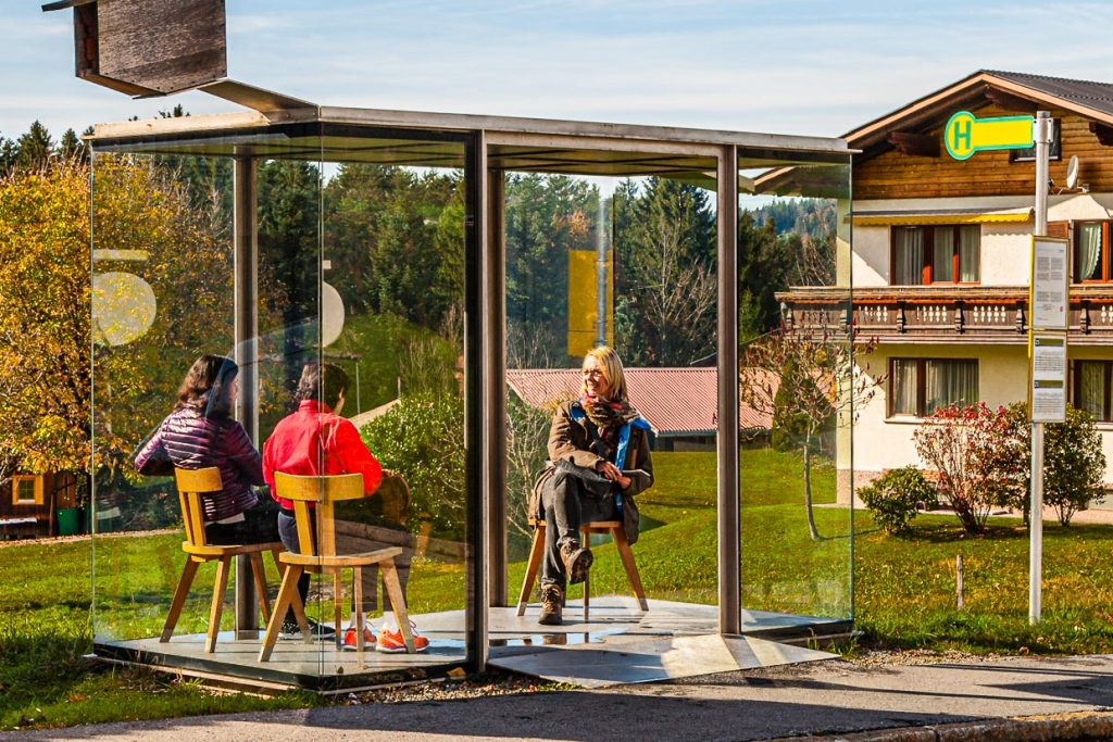 Kommunikativ:  in der Bushalte-Stube von Architekt Smiljan Radic aus Chile kommt man schnell ins Gespräch. BUS:STOP Krumbach, Vorarlberg, Österreich / © Foto: Georg Berg