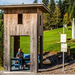 Alexander Brodsky, Russland. Ein präziser Turm aus Holz mit Öffnungen zu allen Seiten und an drei Seiten verglast. Für einen entspannten Aufenthalt stehen Tisch und Stuhl bereit / © Foto: Georg Berg