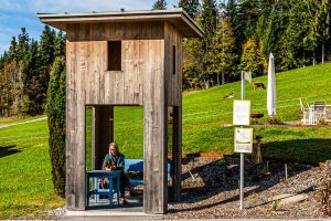 Alexander Brodsky, Russland. Ein präziser Turm aus Holz mit Öffnungen zu allen Seiten und an drei Seiten verglast. Für einen entspannten Aufenthalt stehen Tisch und Stuhl bereit / © Foto: Georg Berg