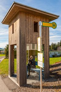 Alexander Brodsky, Russland. Ein präziser Turm aus Holz mit Öffnungen zu allen Seiten.BUS:STOP Krumbach, Vorarlberg, Österreich / © Foto: Georg Berg