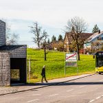 Sami Rintala, Dagur Eggertsson und Vibeke Jenssen, Norwegen. Bedarf und Möglichkeit: Eine Haltestelle mit einem zusätzlichen sozialen Angebot, denn die Rückseite des Wartehäuschens entpuppt sich als Tribüne. Traditionelle Holzkonstruktion mit Schindeln verkleidet / © Foto: Georg Berg