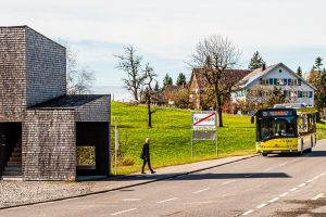 Sami Rintala, Dagur Eggertsson und Vibeke Jenssen, Norwegen. Bedarf und Möglichkeit: Eine Haltestelle mit einem zusätzlichen sozialen Angebot, denn die Rückseite des Wartehäuschens entpuppt sich als Tribüne. Traditionelle Holzkonstruktion mit Schindeln verkleidet / © Foto: Georg Berg