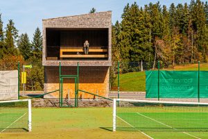 Eine Bushaltestelle mit zwei Ansichten. Oh wie schön kann warten sein: Tribüne zum Tennisplatz entworfen von Rintala Eggertsson Architects, Norwegen. Nur selber spielen wäre noch schöner findet Reporterin Angela Berg / © Foto: Georg Berg