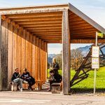 Wang Shu und Lu Wenyu, Pritzker-Preisträger, China. Dieser BUS:STOP hat freie Sicht zu beiden Seiten. Die Archtitekten erschaffen einen Raum, der die Wahrnehmung auf die Landschaft fokussiert / © Foto: Georg Berg