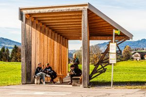 Wang Shu und Lu Wenyu, Pritzker-Preisträger, China. Dieser BUS:STOP hat freie Sicht zu beiden Seiten. Die Archtitekten erschaffen einen Raum, der die Wahrnehmung auf die Landschaft fokussiert / © Foto: Georg Berg