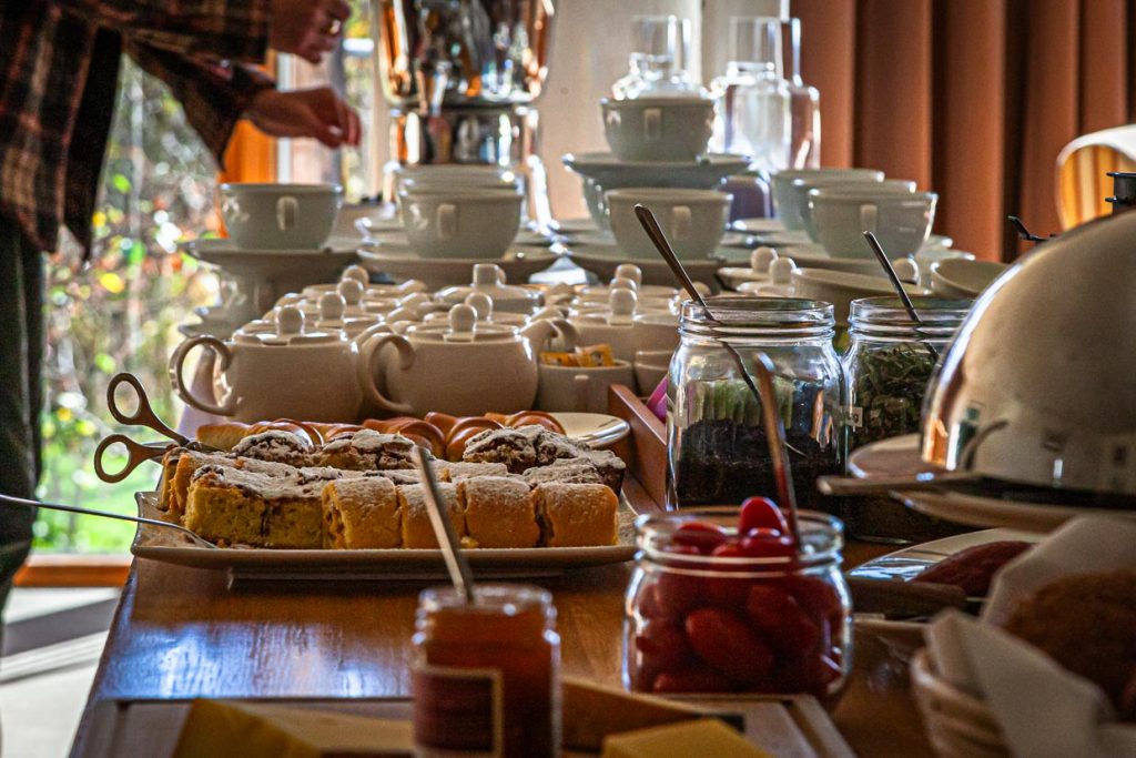 Tee, Kuchen und natürlich eine Käseauswahl steht für die Hotelgäste am Nachmittag bereit / © Foto: Georg Berg