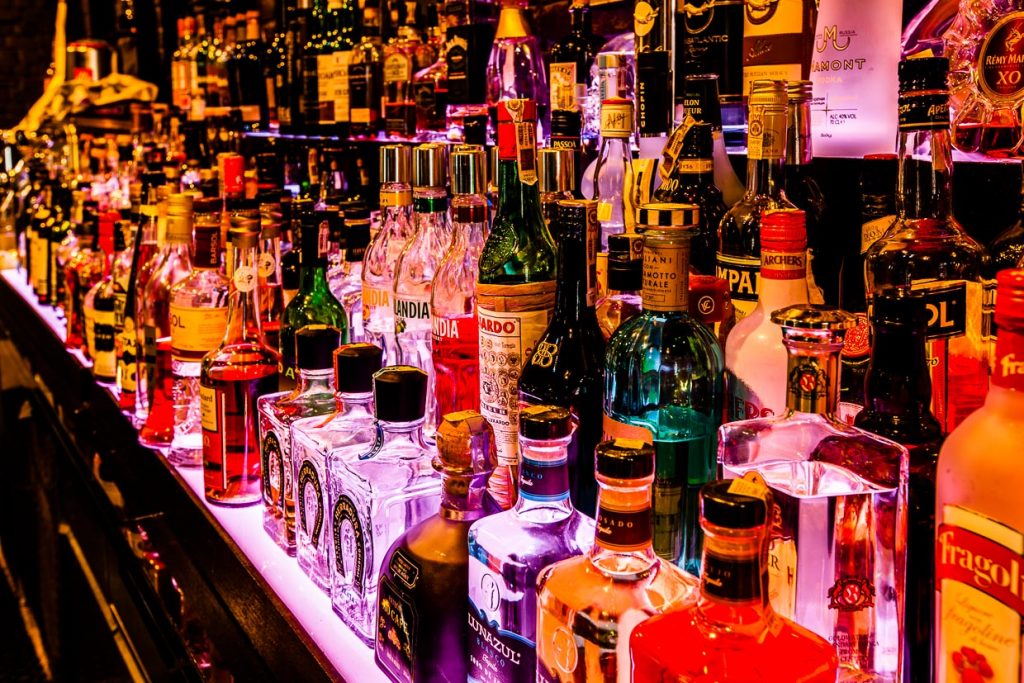 Schöne bunte Spirituosen-Welt. Die Bar des Hotels bietet eine umfangreiche Cocktail-Karte / © Foto: Georg Berg