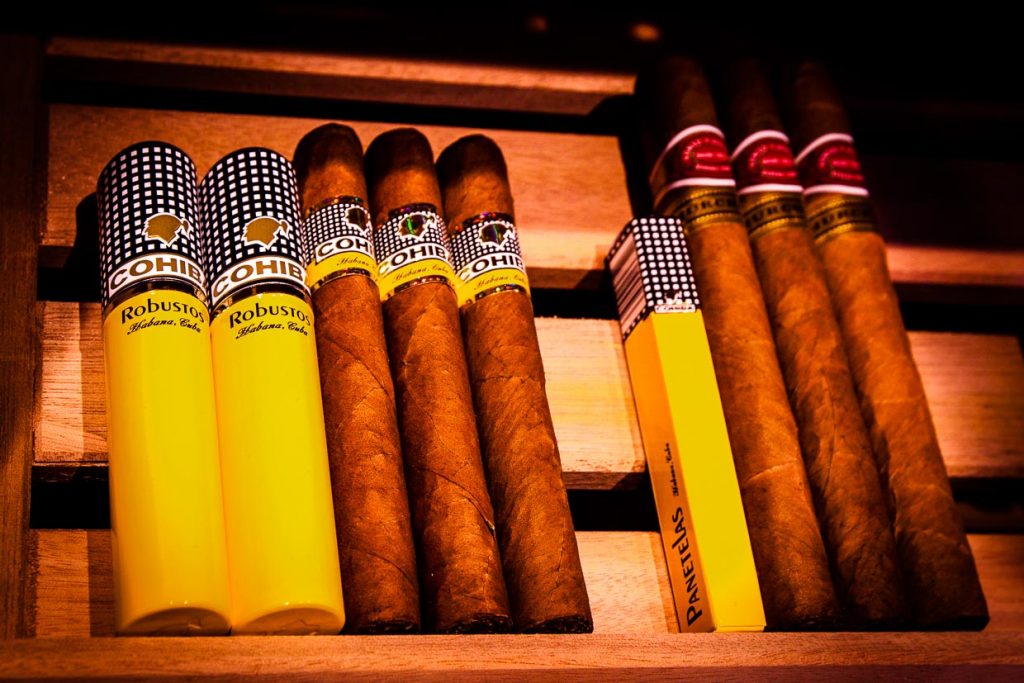 Herzstück der Davidoff-Lounge: Ein Schrank mit feiner Zigarren-Auswahl / © Foto: Georg Berg