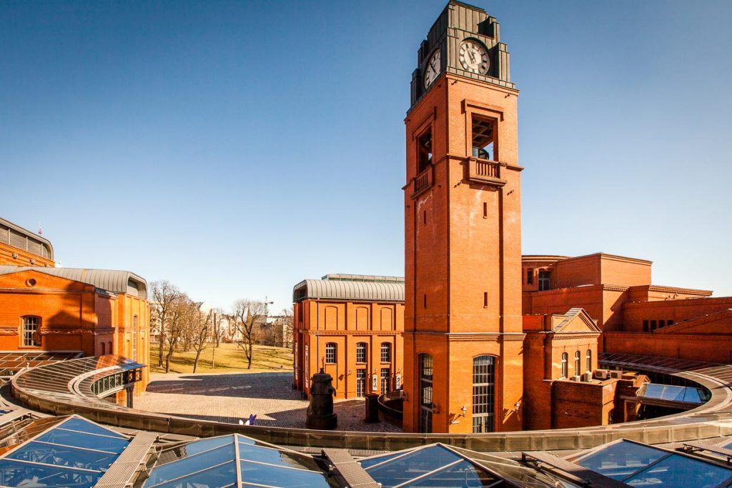 Blick aus einem der Tagungsräume des Hotels Blow Up Hall 5050 auf den zentralen Innenhof der Stary Brewer. Hier finden sich Cafés und Restaurants, teils überdacht, im Sommer auch im Freien / © Foto: Georg Berg