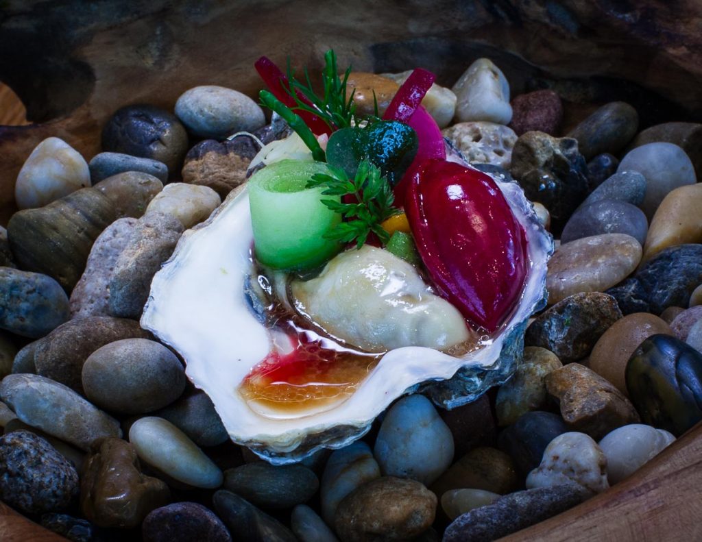 Die Gillardeau Auster liegt in einer Miso-Vinaigrette und an ihrer Seite ein Rote-Beete-Eis / © Foto: Georg Berg