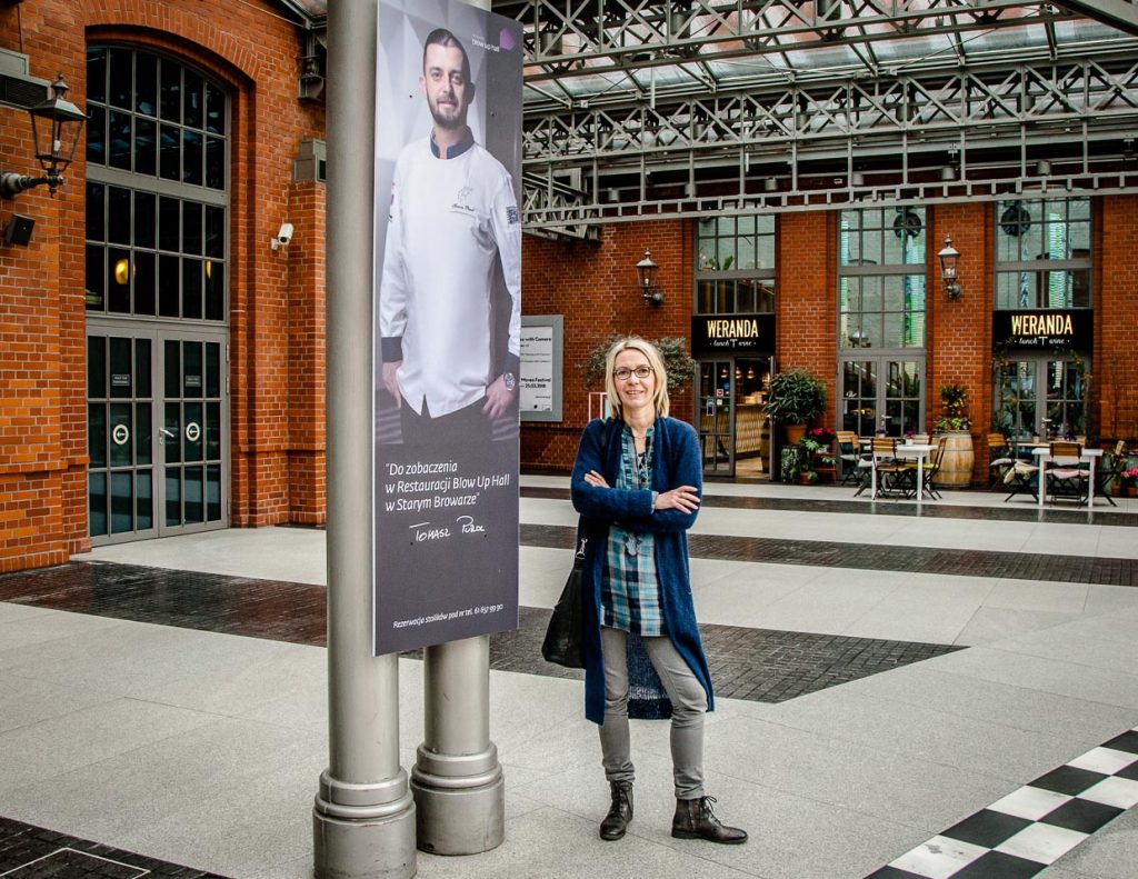 In Polen bekannt aus Funk und Fersehen: Auf Tomasz Purol Chefkoch im Restaurant von Blow Up Hall 5050 trifft man auch in der Shopping Mall von Stary Browar / © Foto: Georg Berg