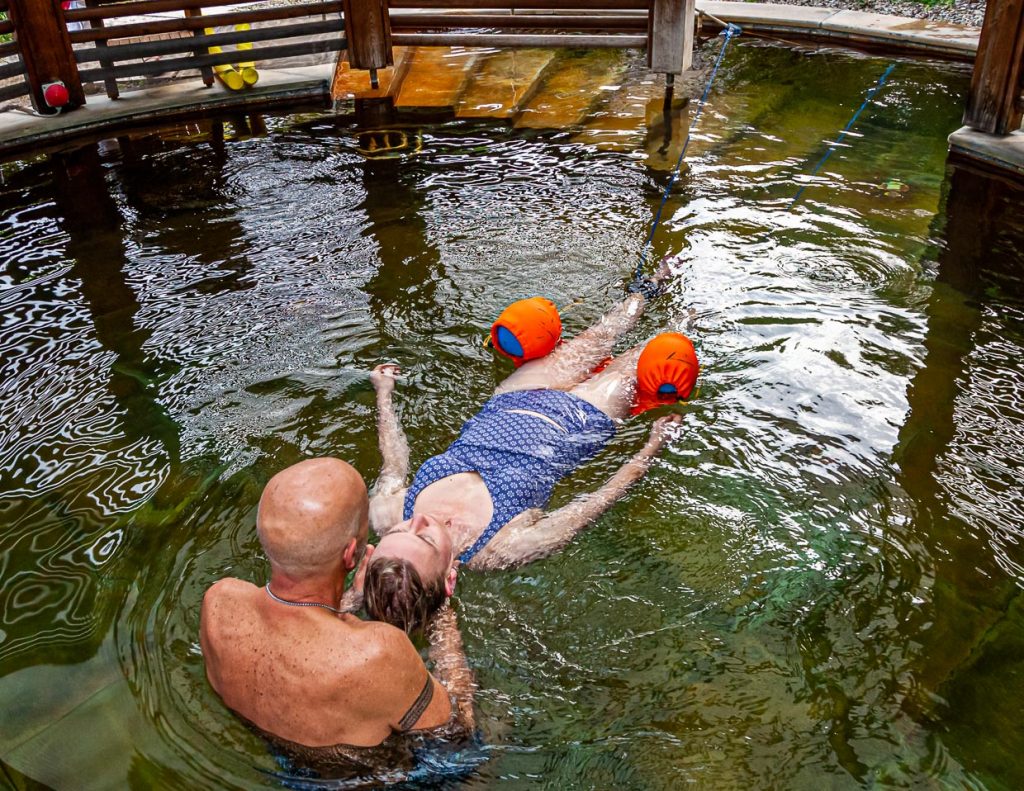Haki-Flow, eine innovative Behandlungsmethode, die Verspannungen im Nacken und Schulterbereich löst. Therapeut Antonio zieht Redakteurin Angela Berg in schlangenartigen Bewegungen durch das Wasser / © Foto: Georg Berg