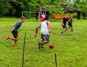 Die Sprache des Fußballs kennt keine Grenzen. Mit den Einheimischen, die im Auftrag des Forschungsprojekts die Freiwilligen nachts am Strand entlang führen, verabredet man sich am Wochenende gerne auf dem Bolzplatz / © Foto: Georg Berg