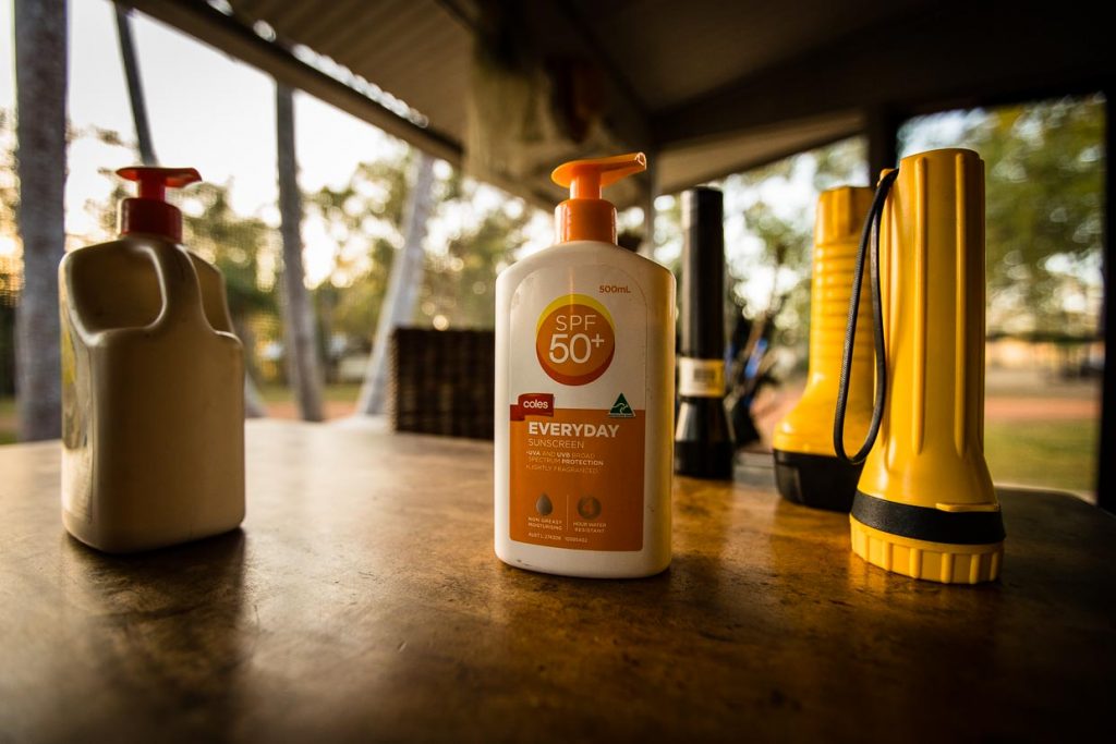 Taschenlampen, Insekt-Repellent und große Flaschen Sunblock sollen unbedingt benutzt werden / © Foto: Georg Berg