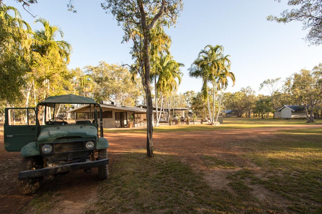 Sab Lords Safari-Fahrzeug ist startklar auf dem weitläufigen Gelände der Davidsons Lodge / © Foto: Georg Berg