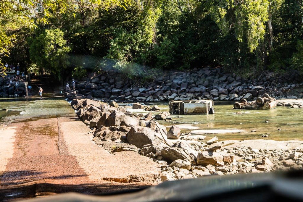 Wracks an der Cahills Crossing. Der East Alligator River ist bei Ebbe leicht zu durchqueren. Während der Flut werden Autos schon mal weggespült / © Foto: Georg Berg
