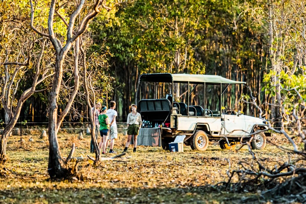 Am Ende der Safari werden Canapes und kühle Getränken auf der Ladefläche des Geländefahrzeugs serviert und als zünftiger Sundowner zelebriert / © Foto: Georg Berg