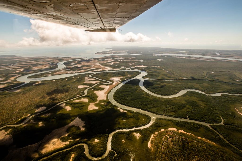 In der Regenzeit nur aus der Luft zu erreichen: Das Outback hinter Darwin ist von vielen Wasserläufen durchzogen. Brücken sind Mangelware / © Foto: Georg Berg