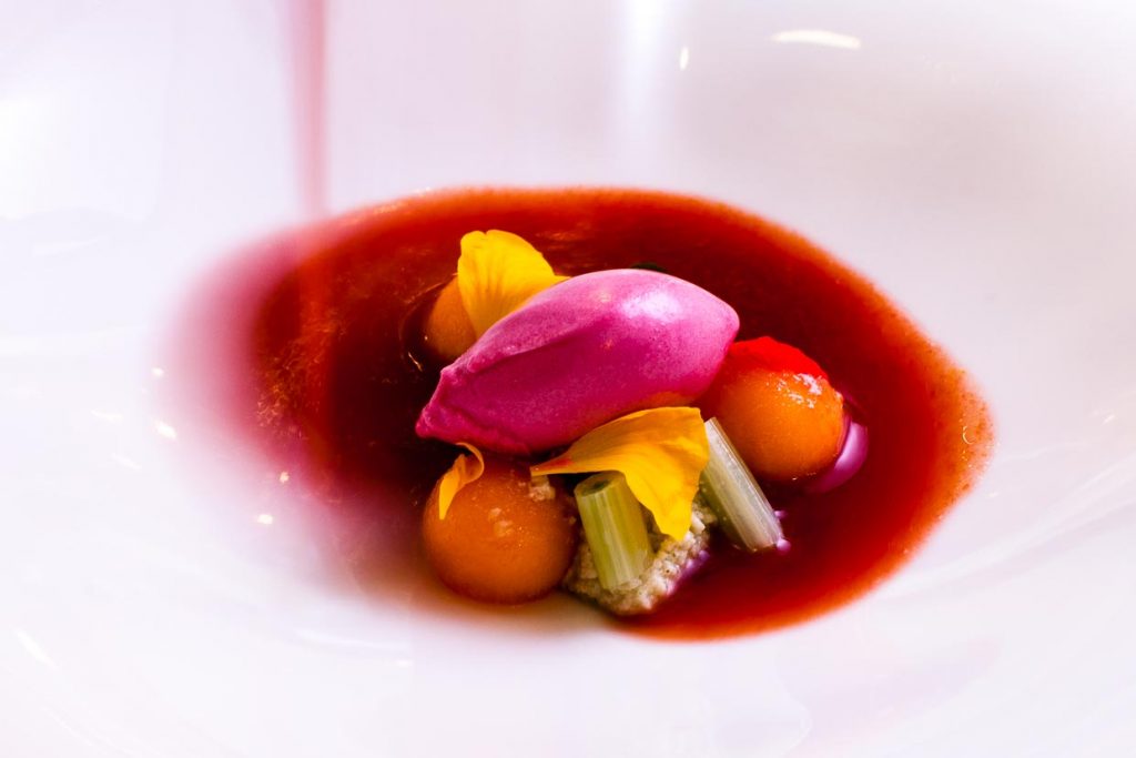 Geeiste Datteltomatencreme-Suppe mit Cannelini, Bohnenpaste, Melone aus Sizilien, Babyfenchel und Rotweinessig-Eis / © Foto: Georg Berg
