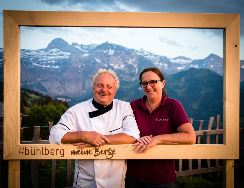Anja und Gunter Steininger als Postkartenmotiv vom Bergrestaurant Bühlberg / © Foto: Georg Berg