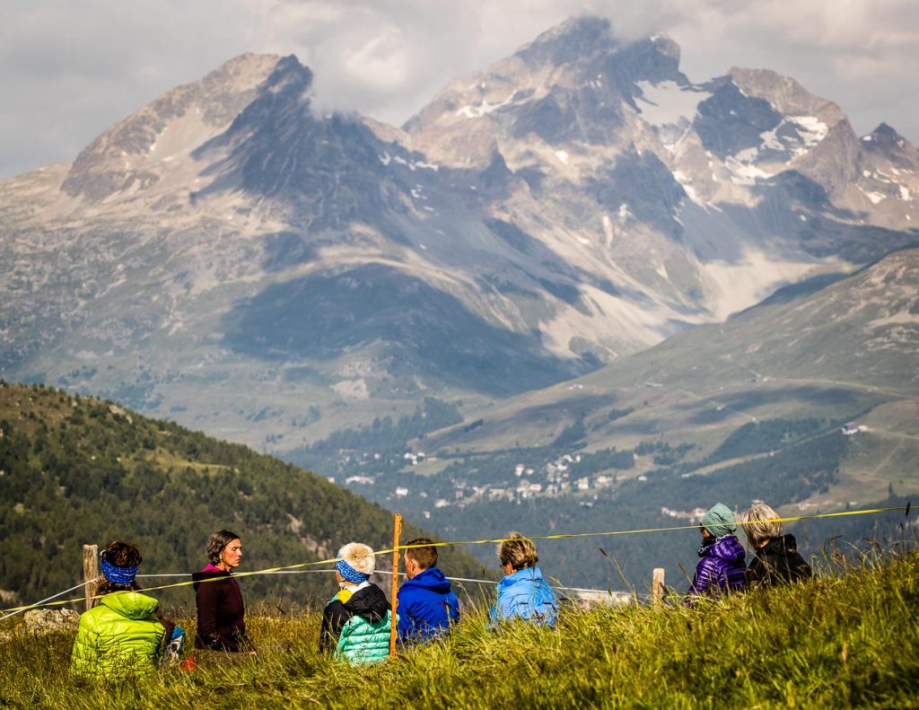 Höchste Konzentration auf den Bergen mit Meditationslehrerin Barbara Tuena / © Foto: Georg Berg